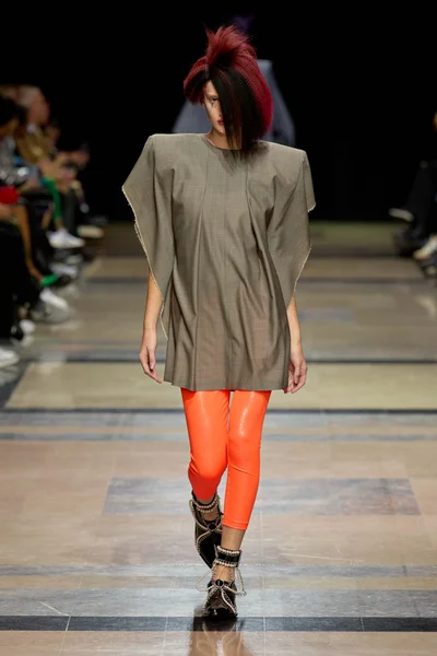 Look 10